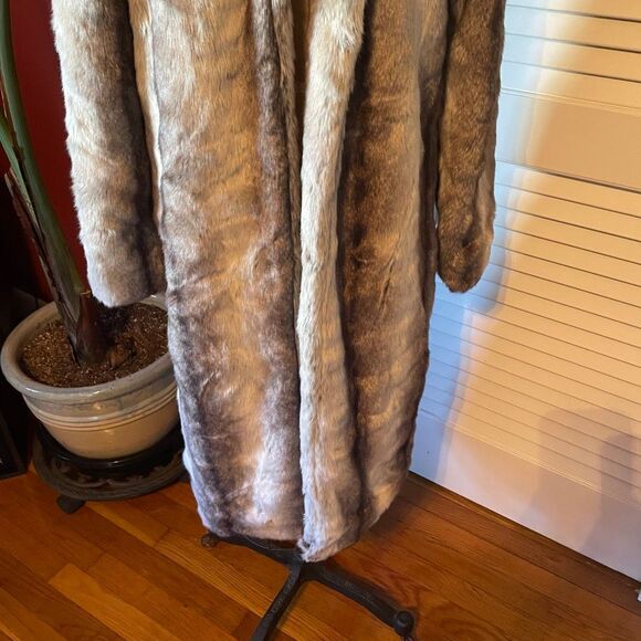 CELEBRITY FASHION | silver grey long fur like coat M NWT $119 - Picture 3 of 12